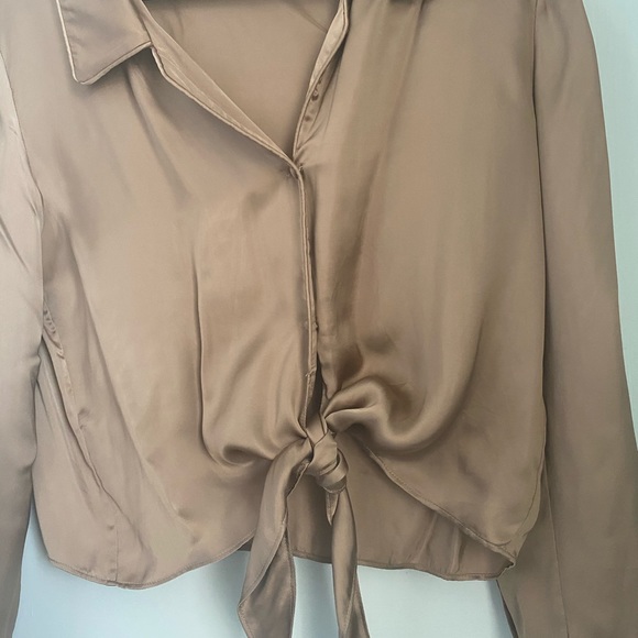 Wilfred Aritzia tie top in caramel. - Picture 3 of 5